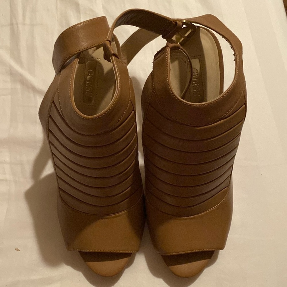 Guess.8.5, high heels. Gently used. Leather has sheathed inside.